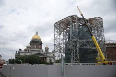 В Петербурге начали демонтировать леса с памятника Николаю I