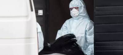 Впервые с начала пандемии в России за сутки от коронавируса умерли более 900 человек