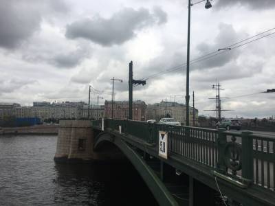 В Петербурге вместе с закрытием Биржевого моста ограничат движение на набережных