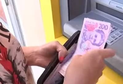 Украину наводнили фальшивые гривны: поддельные банкноты выдаются даже в банкоматах – как отличить