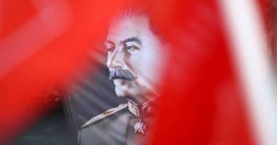 В красноярской школе отметили День учителя на фоне портрета Сталина