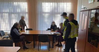 Полиция обыскала Голосеевскую РГА Киева: подозревают кражу из бюджета 2 млн грн