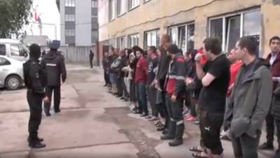 Полиция Петербурга в ходе рейда проверила документы около 400 мигрантов