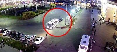 Автобус без водителя протаранил два автомобиля в центре Петрозаводска (ВИДЕО)