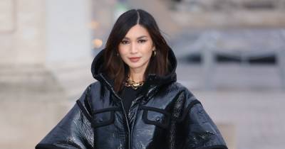 Джемма Чан показала на Неделе моды самое модное пальто сезона