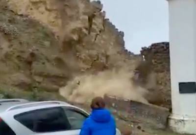 В Дагестане из-за дождей рухнула стена крепости XIX века — видео