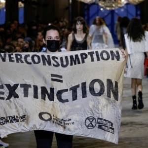 В Париже на модный показ ворвались экоактивисты. Видео