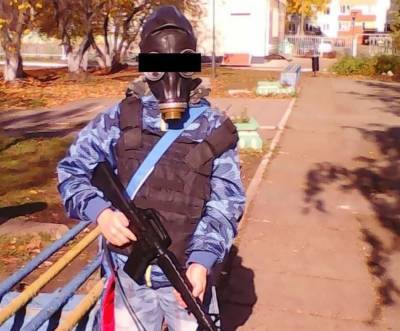 В Татарстане ребенок пришел в школу в бронежилете, противогазе и муляжом автомата в руках