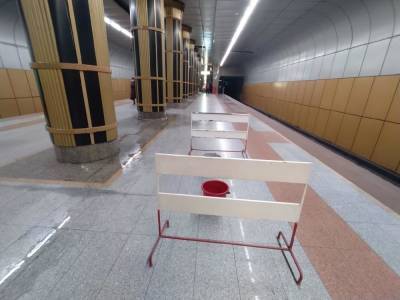 На станции метро «Золотая Нива» в Новосибирске третий день не могут устранить течь с потолка