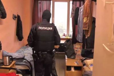 Около 400 мигрантов попали в отделение полиции Петербурга после очередного рейда