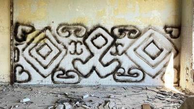 Уфимский художник «оживляет» стены заброшенного здания башкирским орнаментом