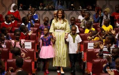 Мелания Трамп планировала дарить африканским детям зеркала