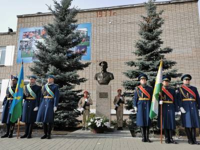 В Челябинске открыли памятник Герою России Сергею Молодову