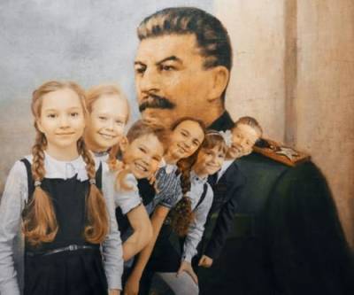В школе Красноярска в День учителя прошел концерт на фоне портрета Сталина
