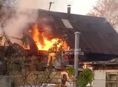 Частный дом загорелся на улице Кима в Нижнем Новгороде