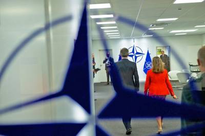 Восемь российских дипломатов лишены аккредитации при НАТО