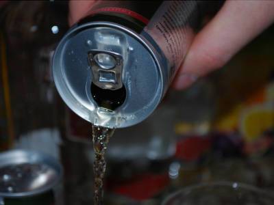 «Программный сбой»: петербурженке продали банку «Балтики 7» с газированной водой вместо пива (видео)