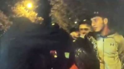 Опубликовано видео задержания избивших пассажира в метро Москвы мужчин