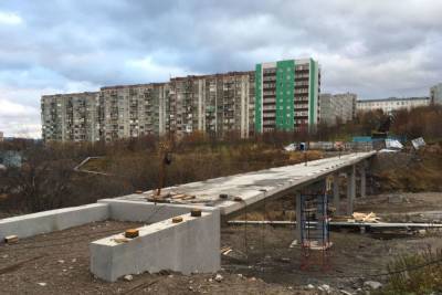 В Полярном завершается строительство нового пешеходного моста