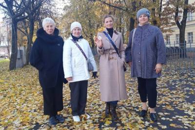 Старушки прогулялись с диетологом Антониной Саволюк в Кремлевском парке