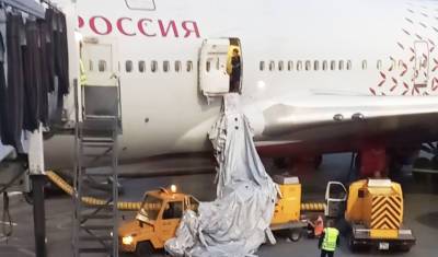 Открывший аварийный люк самолета в Шереметьево не понесет наказания