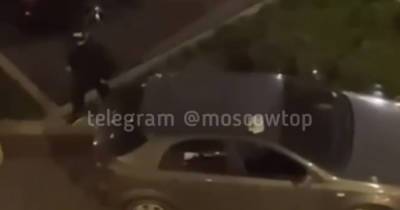 Россиянин побил автомобиль во дворе и попал на видео