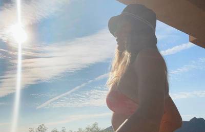 Соболенко заразилась COVID-19 и показала в Instagram, как «лечится» солнечными ваннами