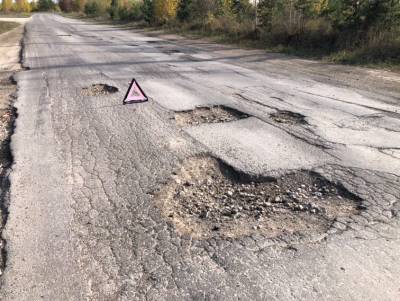 Рязанец показал состояние дороги Ласково — Деулино, где пробил два колеса
