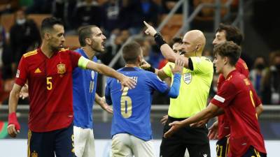 Карасёв удалил Бонуччи в матче 1/2 финала Лиги наций Италия — Испания