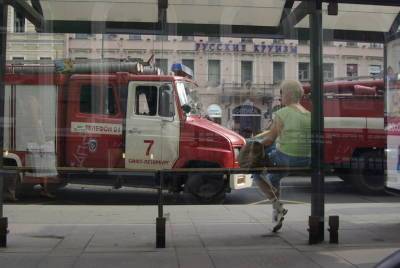 Жители Петербурга самостоятельно потушили вспыхнувший микроавтобус