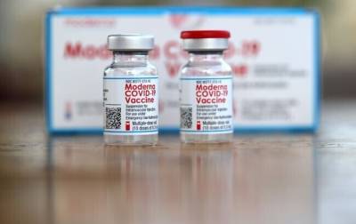 Две страны Европы приостановят использование вакцины Moderna: известна причина