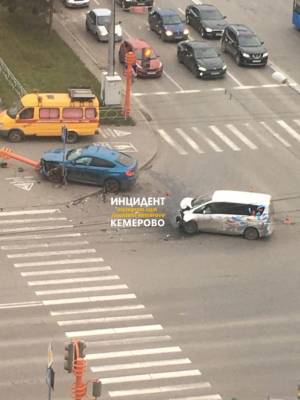 В Кемерове водитель иномарки после ДТП снёс светофор
