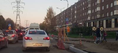 Апокалипсис в Петрозаводске: водители стоят в пробке, пешеходы прыгают по островкам асфальта (ФОТО)