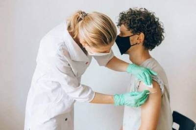 4 фактора, повышающие риск заражения вакцинированных ковидом