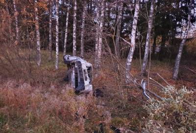 В Тверской области пьяный водитель получил травмы в перевернувшейся легковушке