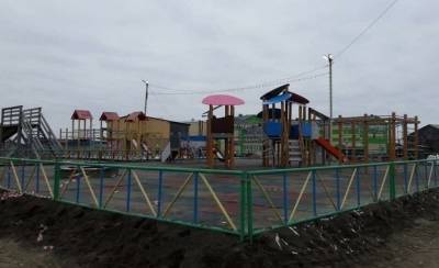 На Ямале 5-летнаяя девочка скончалась после падения качелей на новой детской площадке