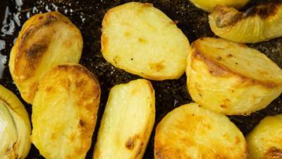 Доктор Мясников предупредил об опасности употребления позеленевшего картофеля