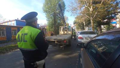 18 неправильно припаркованных автомобилей эвакуировали из центра Южно-Сахалинска