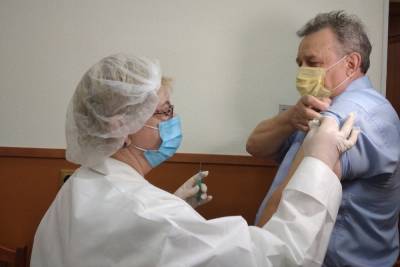 Десятки работников мэрии Великого Новгорода вакцинировались от гриппа и ковида