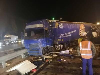 Один человек погиб в ДТП с грузовиками и микроавтобусом на трассе «Кола» в Карелии