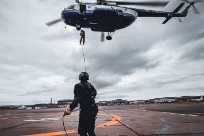 Мурманский спецназ провел учение по беспарашютному десантированию с борта вертолета