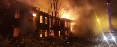 В Архангельске 33 спасатели тушили загоревшийся ночью двухэтажный нежилой деревянный дом