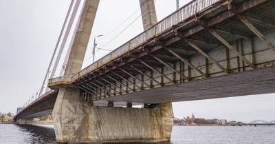 Пара секунд. Случайная прохожая спасла женщину от прыжка с моста в Даугаву