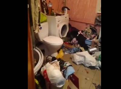 Семья превратила комнату в общежитии в помойку, а жизнь соседей в ад: видео бардака из Одессы