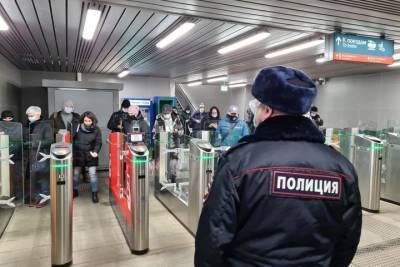Безбилетник разбил турникет на станции Тропарево в московском метро