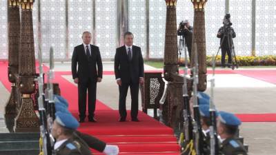 Лидеры России и Узбекистана высоко оценили совместные усилия по производству «Спутника V»