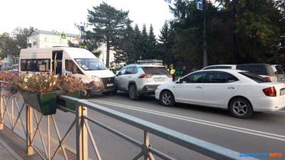Маршрутка попала в аварию и собрала пробку в Южно-Сахалинске