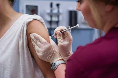 Дания и Швеция приостановили вакцинацию молодых людей препаратом Moderna