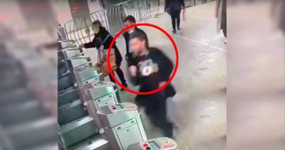 Безбилетник проломил створки турникета метро в Москве
