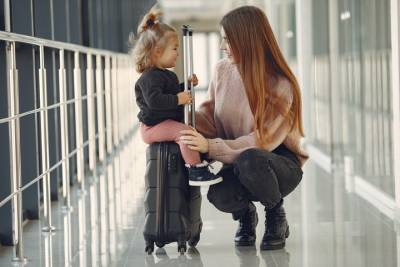 «Родителям будет спокойнее»: как изменились правила выезда детей за границу